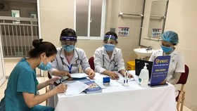 Tiêm chủng vaccine phòng COVID-19 đợt 1 tại điểm tiêm Bệnh viện Thanh Nhàn. (Ảnh: PV/Vietnam+)