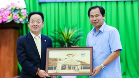 Ông Lê Quang Mạnh, Ủy viên BCH Trung ương Đảng, Bí thư Thành ủy Cần Thơ tặng quà lưu niệm cho ông Đỗ Quang Hiển, Chủ tịch Tập đoàn T&T Group nhân dịp 2 bên ký thỏa thuận hợp tác chiến lược.