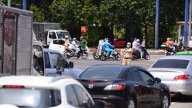 Lực lượng CSGT TP.HCM phân luồng giao thông tại nút giao thông An Phú - đường dẫn cao tốc ngày 30-4 - Ảnh: QUANG ĐỊNH