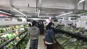 Hàng hóa tại các siêu thị trên địa bàn Hà Nội dồi dào. (Ảnh: Đức Duy/Vietnam+)