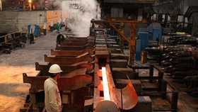 Dây chuyền cán thép tự động của Nhà máy cán thép Thái Trung, Công ty cổ phần gang thép Thái Nguyên. (Ảnh minh họa: Hoàng Nguyên/TTXVN)