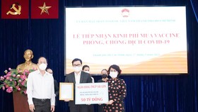 Ông Trương Khánh Hoàng - Quyền Tổng Giám đốc SCB trao bảng tượng trưng đóng góp 50 tỷ đồng.
