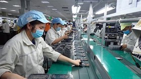 Công nhân công ty trách nhiệm hữu hạn Hadanbi Vina (Khu công nghiệp Điềm Thụy, huyện Phú Bình, tỉnh Thái Nguyên) đeo khẩu trang phòng, chống dịch COVID-19 khi làm việc (ảnh chụp ngày 14/5/2021). (Ảnh: Anh Tuấn/TTXVN)