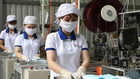 IFC hỗ trợ Việt Nam sản xuất đồ bảo hộ PPE để hỗ trợ chống dịch Covid-19
