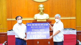 Thứ trưởng Bộ Xây dựng Nguyễn Văn Sinh trao tặng ủng hộ Quỹ Vaccine phòng Covid-19 số tiền 1 tỷ đồng. 