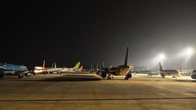 Sân bay Nội Bài tận dụng cả các đường lăn, sân đỗ để các hãng có vị trí đỗ tàu bay. (Ảnh: CTV/Vietnam+)