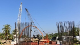 Nhà thầu thi công trên công trường dự án đầu tư xây dựng cầu Mỹ Thuận 2, thành phố Vĩnh Long, tỉnh Vĩnh Long. (Ảnh: Phạm Minh Tuấn/TTXVN)