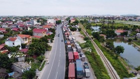 Hàng nghìn xe tải, phương tiện cá nhân ùn ứ khoảng 10km trên Quốc lộ 5, từ huyện Kim Thành, Hải Dương đến huyện An Dương, Hải Phòng.
