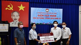 Ông Phan Văn Bá, Giám đốc Agribank Sóc Trăng ,trao 1,5 tỷ đồng ủng hộ phòng, chống dịch Covid-19 tại tỉnh Sóc Trăng.