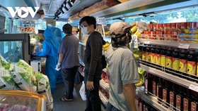 Siêu thị mini di động ở TP.HCM bán hàng bình ổn giá cho người dân