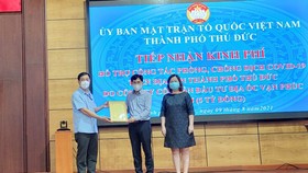 Đại diện Van Phuc Group ủng hộ 5 tỷ đồng cho MTTQ Việt Nam TP.Thủ Đức để hỗ trợ các hoàn cảnh khó khăn.