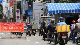 Chốt kiểm tra phương tiện giao thông trên đường Cộng Hòa (quận Tân Bình). (Ảnh: Thanh Vũ/TTXVN)