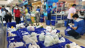 Chiều 26-8, hàng trăm đơn hàng được siêu thị Co.opmart Chu Văn An chuẩn bị sẵn để chính quyền mang đến giao cho người dân - Ảnh: N.TRÍ