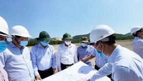 Ảnh 1: Bí thư Tỉnh ủy Bình Định Hồ Quốc Dũng (đội mũ cối bộ đội màu xanh) kiểm tra tiến độ các dự án trọng điểm của tỉnh.