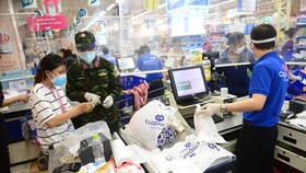Các chiến sĩ Sư đoàn 9, Quân đoàn 4 đi chợ hộ cho người dân tại siêu thị Co.opmart Nguyễn Đình Chiểu - Ảnh: QUANG ĐỊNH