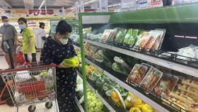 Hàng hóa, thực phẩm tại siêu thị Big C Vinh đầy kệ, chỉ bán được cho người dân một phường - Ảnh: DOÃN HÒA