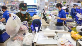 Các siêu thị chuẩn bị đón khách đến mua sắm sau thời gian tạm ngưng bán lẻ trực tiếp để tuân thủ các biện pháp chống dịch - Ảnh: QUANG ĐỊNH