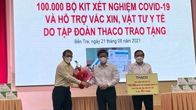 Ông Trần Bá Dương – Chủ tịch HĐQT Thaco (đầu tiên bên trái) trao 100.000 bộ kit xét nghiệm Covid-19, cho đại diện tỉnh Bến Tre.  