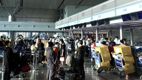 Hành khách chờ làm thủ tục bay tại sân bay Tân Sơn Nhất (ảnh chụp tháng 6-2021) - Ảnh: DUY ANH