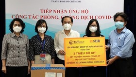 Đại diện Tập đoàn T&T Group và Ngân hàng SHB trao tặng 2 triệu kit xét nghiệm nhanh COVID-19 cho lãnh đạo Ủy ban MTTQ Việt Nam TPHCM và Sở Y tế TPHCM.