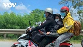 Người lao động từ TP.HCM và các tỉnh phía Nam tự di chuyển về quê bằng xe máy. 