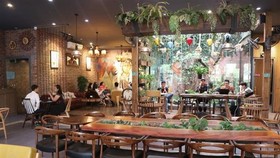 Một quán cafe trên đường Đỗ Ngọc Du ở thành phố Hải Dương. (Ảnh: Mạnh Minh/TTXVN)