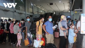 Tại ga Sài Gòn rất đông khách xếp hàng chờ lên tàu