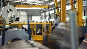 Sản xuất thép cuộn xuất khẩu tại Công ty TNHH Thép JFE Shoji Hải Phòng, vốn đầu tư Nhật Bản, tại Khu công nghiệp đô thị VSIP Hải Phòng. (Ảnh: Danh Lam/TTXVN)