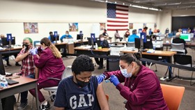 Ameron Mabins, 13 tuổi, đang được tiêm vaccine Pfizer tại San Antonio, Mỹ hồi tháng 5/2021. (Ảnh: New York Times)