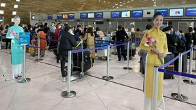 Hành khách trên chuyến bay thí điểm hộ chiếu vắc xin từ Pháp về VN cuối tháng 9.2021