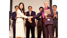 Bà Nguyễn Thị Thanh Bình, Phó Tổng Giám đốc Tập đoàn T&T Group và đại diện Tập đoàn Total Eren (Cộng hòa Pháp) trao biên bản ghi nhớ hợp tác trong lĩnh vực năng lượng tái tạo.