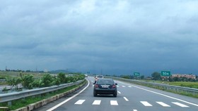 Phương tiện lưu thông trên đoạn tuyến cao tốc được đưa vào khai thác vận hành. (Ảnh: Việt Hùng/Vietnam+)