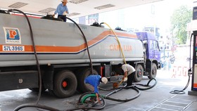 Xe bồn nhập xăng vào một cây xăng ở quận Phú Nhuận, TP.HCM - Ảnh: T.T.D.