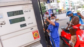 Giá xăng RON95-IV đã lên mức trên 25.000 đồng/lít tại cây xăng Petrolimex trên đường Phan Xích Long, quận Phú Nhuận (TP.HCM) chiều 10-11 - Ảnh: QUANG ĐỊNH