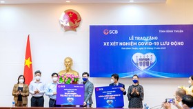 Ông Trương Khánh Hoàng- Q.TGĐ SCB trao bảng tượng trưng xe xét nghiệm Covid-19 lưu động có giá trị 15 tỷ đồng và 01 tỷ đồng cho Quỹ cứu trợ của UBMTTQ Việt Nam tỉnh Bình Thuận
