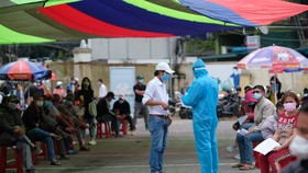 Người dân Lâm Đồng chờ làm xét nghiệm tại Trung tâm Phòng chống bệnh tật tỉnh Lâm Đồng - Ảnh: M.VINH