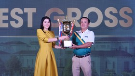 Bà Đặng Thị Lưu Vân, Phó TGĐ Tập đoàn FLC, TGĐ Công ty FCA trao danh hiệu Best Gross với thành tích 77 gậy cho golfer Mai Đức Thuỷ 