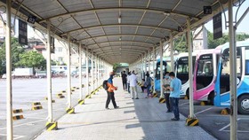 Bến xe tại Hà Nội vắng tanh, lượng khách di chuyển liên tỉnh chỉ vài khách mỗi chuyến
