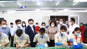 Lãnh đạo Bộ Công thương, tỉnh Bắc Ninh và Samsung đánh giá kết quả cải tiến tại doanh nghiệp.