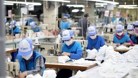 Tập đoàn Dệt may Việt Nam nhanh chóng phục hồi sản xuất sau giãn cách xã hội nhờ ổn tỷ lệ lớn lực lượng lao động quay trở lại sản xuất. (Ảnh minh họa: Đức Duy/Vietnam+)