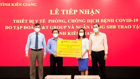 Lãnh đạo tỉnh Kiên Giang tiếp nhận bảng tượng trưng 100.000 bộ Kit xét nghiệm nhanh Covid-19 và hệ thống xét nghiệm Real-time PCR từ Tập đoàn T&T Group và SHB.
