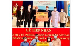 Đại diện Tập đoàn T&T Group và Ngân hàng SHB trao tặng trang thiết bị vật tư y tế hỗ trợ công tác phòng, chống dịch COVID-19 cho tỉnh Lầm Đồng và Kiên Giang.