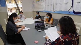 Ban giám hiệu và giáo viên lớp 1 Trường tiểu học Trần Hưng Đạo (Q.1, TP.HCM) họp triển khai các phương án đón học sinh lớp 1 đi học trở lại - Ảnh: NHƯ HÙNG