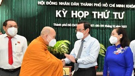 Bí thư Thành ủy Nguyễn Văn Nên trao đổi với đại biểu HĐNDTP tại kỳ họp. Ảnh: VIỆT DŨNG