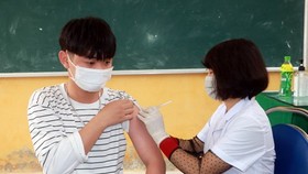 Tiêm vaccine phòng COVID-19 cho học sinh. (Ảnh: Nguyễn Lành/TTXVN)