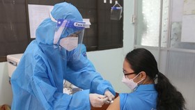 Tiêm vaccine phòng COVID-19 mũi 3 cho người dân. (Ảnh: Thanh Hòa/TTXVN)