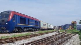 Tổng công ty Đường sắt Việt Nam tiếp tục chuyển trọng tâm sang vận tải hàng hóa. (Ảnh: CTV/Vietnam+)