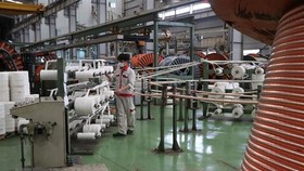 Hoạt động sản xuất tại Nhà máy Bắc Dương – chi nhánh Công ty Cổ phần Dây và Cáp điện Thượng Đình. (Ảnh: Mạnh Minh/TTXVN)