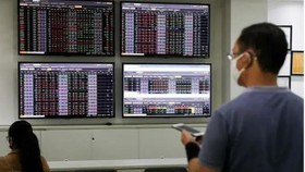 Mất 14 điểm, VN-Index thủng mốc 1.500 điểm