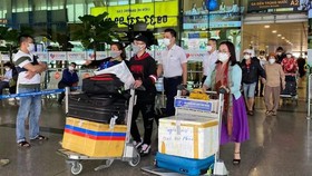 Hành khách tại sân bay Tân Sơn Nhất, TP.HCM - Ảnh: X.MAI